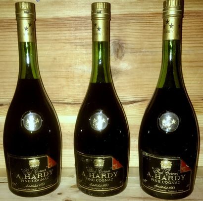 null Trois bouteilles Fine Cognac «Red Corner
A. Hardy. Bouteilles des années 60...