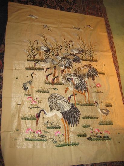 null Japon vers 1900 Soierie brodée à décor d'échassiers
185 x 133 cm