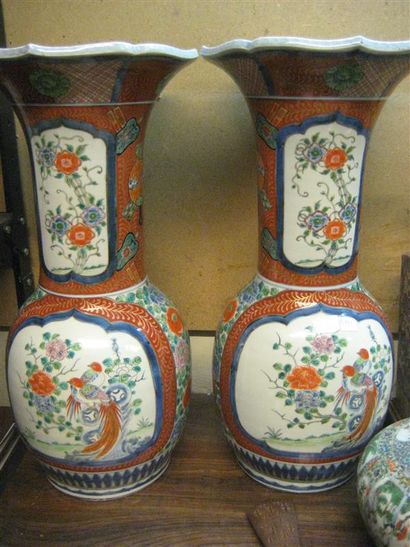 null JAPON - Epoque MEIJI (1868 - 1912)
Paire de vases balustres à col évasé en porcelaine...