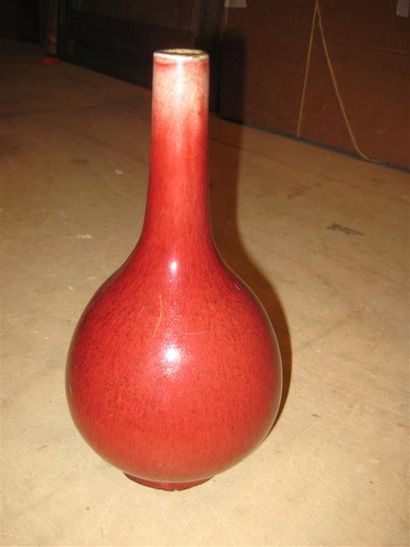 null CHINE - Début XXe siècle
Vase bouteille en porcelaine émaillée rouge.
Haut....