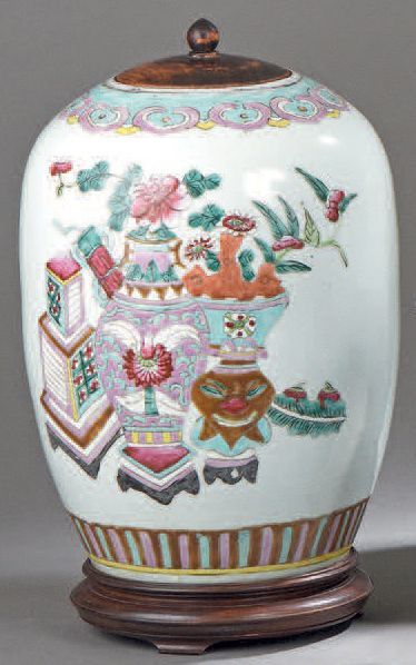 null Grand pot à gingembre de forme ovoïde, couvert et soclé, en porcelaine de Chine,...