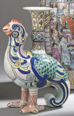 null Rare vase zoomorphe en porcelaine de Chine figurant une poule, à décor en émaux...