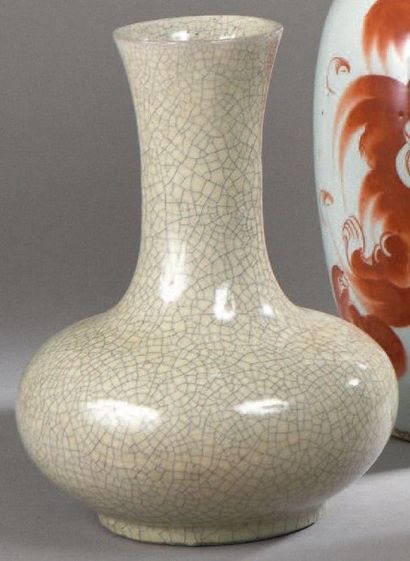 null Grand vase balustre à large panse aplatie et long col, en porcelaine de Chine...