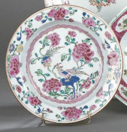 Chine (Compagnie des Indes) Assiette creuse en porcelaine à décor polychrome aux...