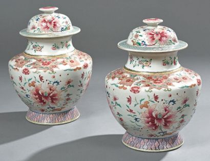 CHINE Paire de vases balustres et leurs couvercles en porcelaine à décor polychrome...