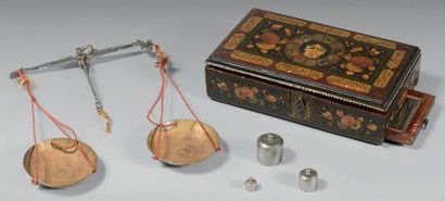 null Coffret de peseur, Iran q‚j‚r, XIXe siècle Boîte rectangulaire en bois à décor...