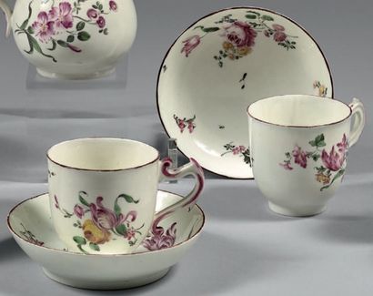 MENNECY Deux tasses et leur soucoupe en porcelaine tendre à décor polychrome de bouquets...