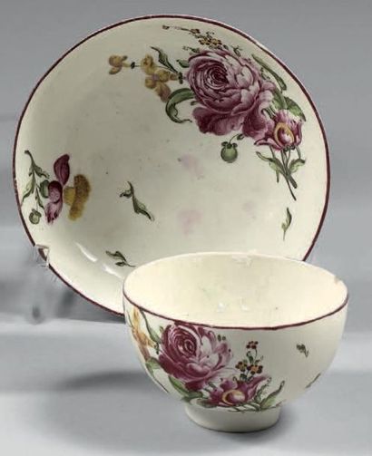 MENNECY Bol et sa soucoupe en porcelaine tendre à décor polychrome de bouquets de...