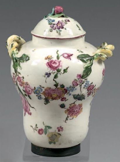 MENNECY Vase de forme balustre couvert en porcelaine tendre à deux anses en forme...