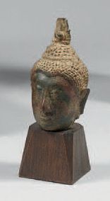 THAÏLANDE, XVIe/XVIIe siècle Tête de bouddha en bronze à patine brune, les yeux mi-clos,...