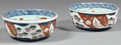 JAPON, Imari, époque EDO (1603-1868), XIXe siècle Paire de bols en porcelaine décorée...