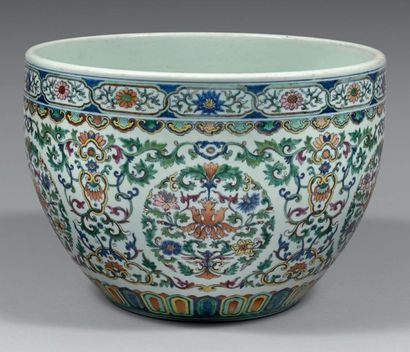 CHINE - époque Qianlong (1736-1795) Vasque en porcelaine décorée en bleu sous couverte...