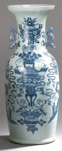 null Très grand vase balustre à deux anses en porcelaine de Chine à décor bleu sur...