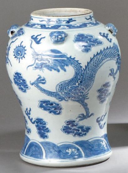 null Grande potiche en porcelaine de Chine à deux anses en têtes de taoties, à décor...