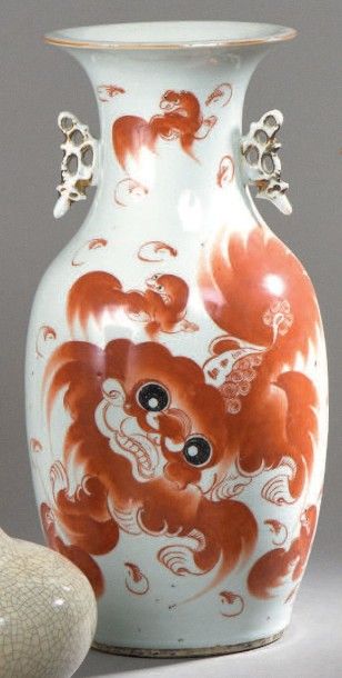 null Grand vase balustre en porcelaine de Chine à deux anses, à décor en corail sur...
