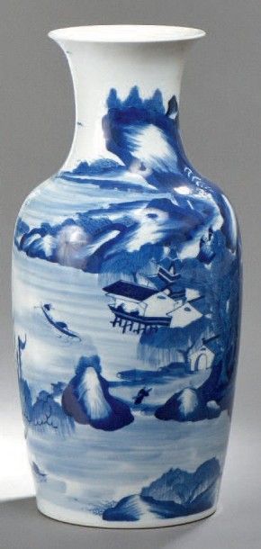 null Grand vase balustre en porcelaine de Chine à décor bleu et blanc tournant de...
