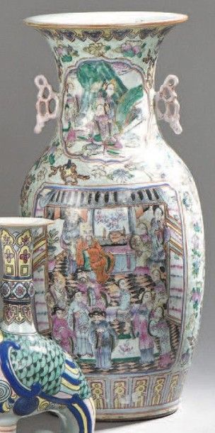 null Grand vase balustre à anses en porcelaine de Chine à riche décor en émaux polychromes...