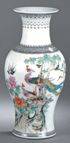 null Grand vase balustre en porcelaine de Chine à décor de frises «dentelle» en noir...