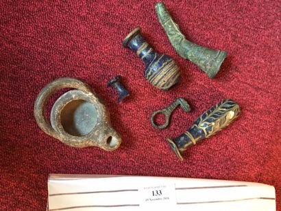 null Lot: clef romaine en bronze, lampe a huile en terre cuite; Tunisie Ier-IIe siècle...