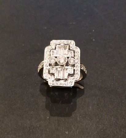 null Bague «plaque» en or gris (750 millièmes) finement ajouré serti de diamants...