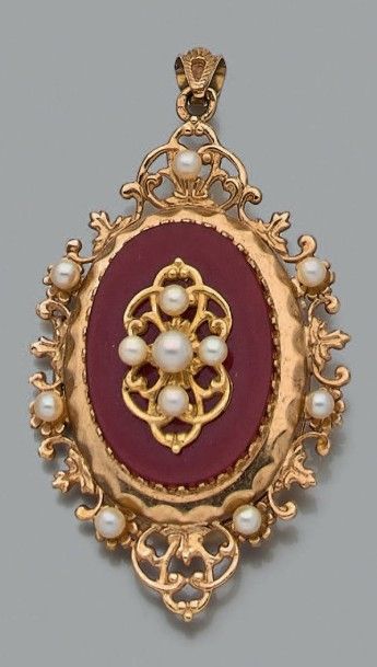 null Pendentif ouvrant en or jaune (750 millièmes) ajouré à motifs de volutes orné...