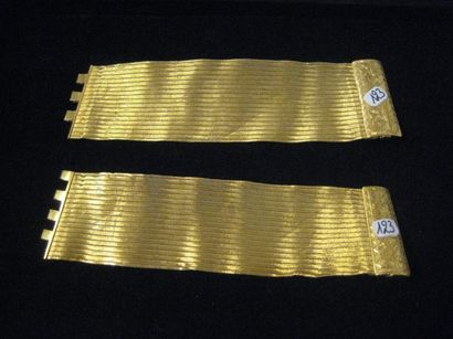 null Deux bracelets en or jaune 18 ct (750) formés chacun d'un large ruban tissé,...