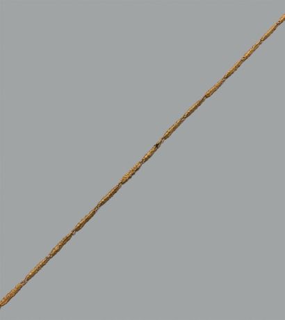 null Longue chaîne en or jaune 18 ct (750) à bâtonnets granités.
Long.: 62 cm - Poids...