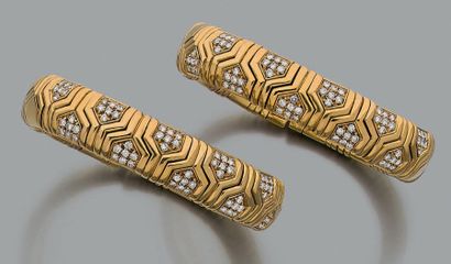 null Deux bracelets «parenthèse» semi-rigides ouvrants en or jaune 18 ct (750) à...