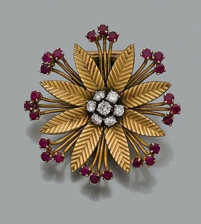null Clip de corsage en or jaune 18 ct (750) stylisé d'une fleur cernée de rubis,...