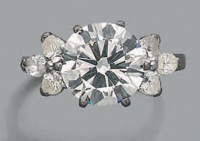null Bague en platine (950) sertie d'un diamant taillé en brillant épaulé de six...