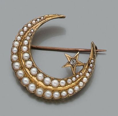 null Broche «croissant de lune» en or jaune 14 carats (585 millièmes) serti de deux...