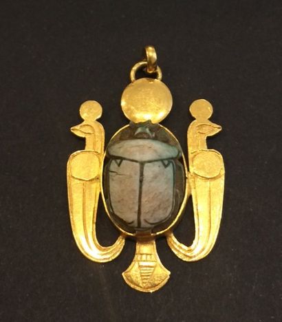 null Deux pendentifs et une broche «égyptiens» en or jaune (750 millièmes) orné chacun...