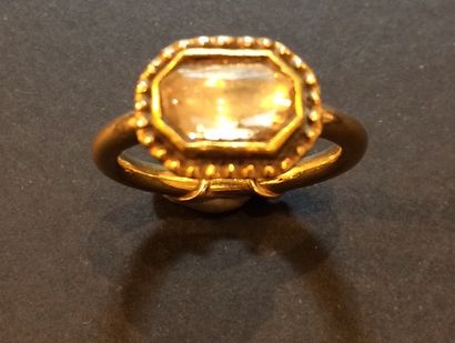 null Bague indienne en or jaune (750 millièmes) finement godronnée sertie d'un diamant...