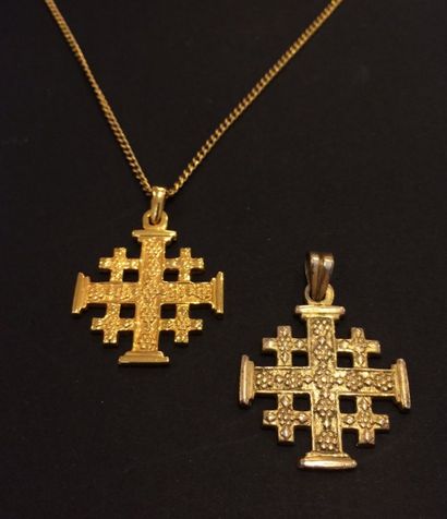 null Pendentif «croix de Jérusalem» et sa chaînette, en or jaune (750 millièmes)...