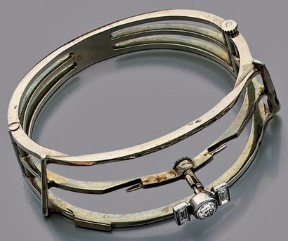 Rare parure composée par:
Un bracelet «esclave»...