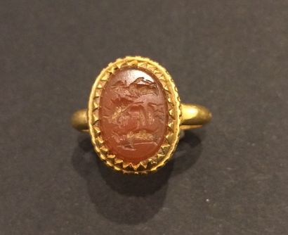 null Bague «égyptienne» ovale en or jaune (750 millièmes) serti d'une intaille sur...