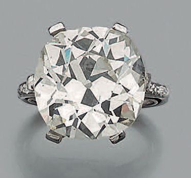 null Bague solitaire en platine (min. 800 millièmes) serti d'un diamant taille ancienne...
