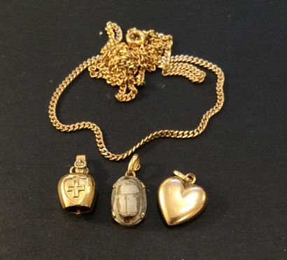 null Lot en or jaune (750 millièmes) comprenant trois pendentifs «coeur», «scarabée»...