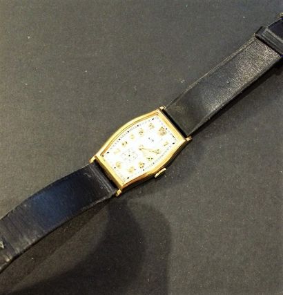 LIP Bracelet montre de dame «tonneau» en or jaune (750 millièmes) finement guilloché...