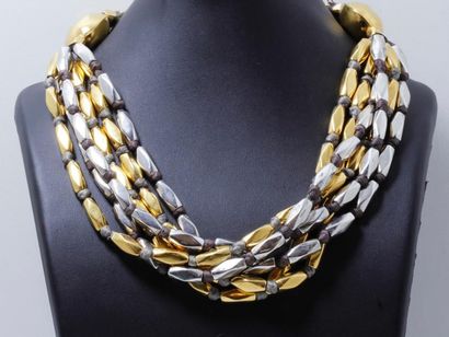 CHANEL Collier composé de six rangs de perles en métal argenté et doré, fermeture...