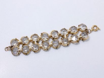 ANONYME Bracelet en métal doré composé de deux rangs de pierres blanches.
Larg.:...