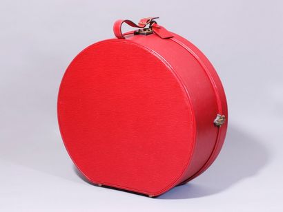 LOUIS VUITTON Boîte à chapeaux en toile en cuir épi rouge sur structure en bois,...