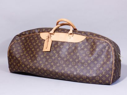 LOUIS VUITTON Sac de voyage façon baguette en toile monogramme et cuir naturel, deux...