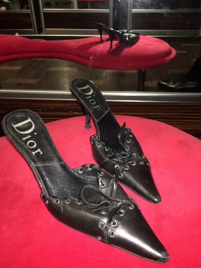 DIOR Paire de mules pointues en cuir noir ornées de lacets qui passent dans des oeillets.
En...