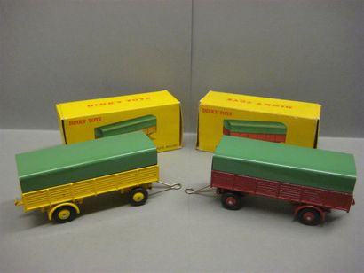 null Dinky Toys. Deux remorques bachées avec boites, une rouge, une verte. Made in...