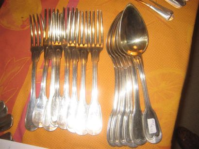 null Lot en métal argenté comprenant:
- 6 grandes couverts et 2 fourchettes