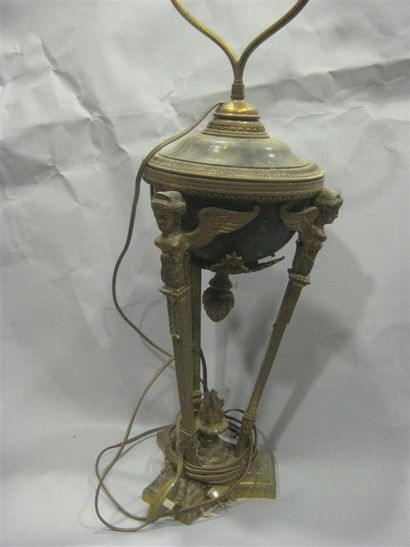 null Cassolette tripode en bronze doré et tôle monté en lampe
à décor de femmes ailés...