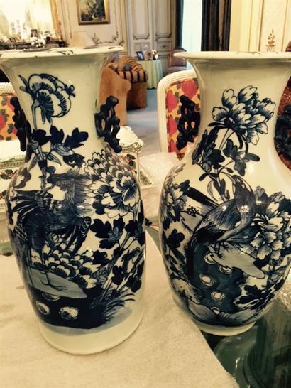 null 2 vases en porcelaine bleu et blanc Chine 
H : 44 cm et 43 cm