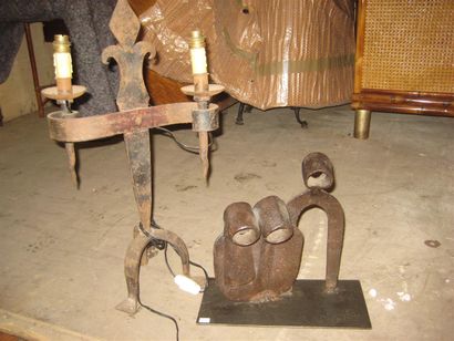 null Lot :
- Pied de lampe tripode en fer à deux lumières 
- une sculpture en fer...