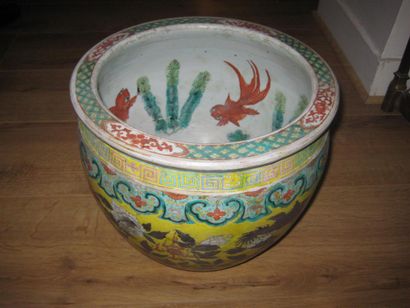 null Vasque  en porcelaine de Chine à décors de poisson à l'intérieur 
(usures, accidents...